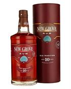 New Grove 10 years Old Tradition från Mauritius innehåller 70 centiliter rom med 40 procent alkohol